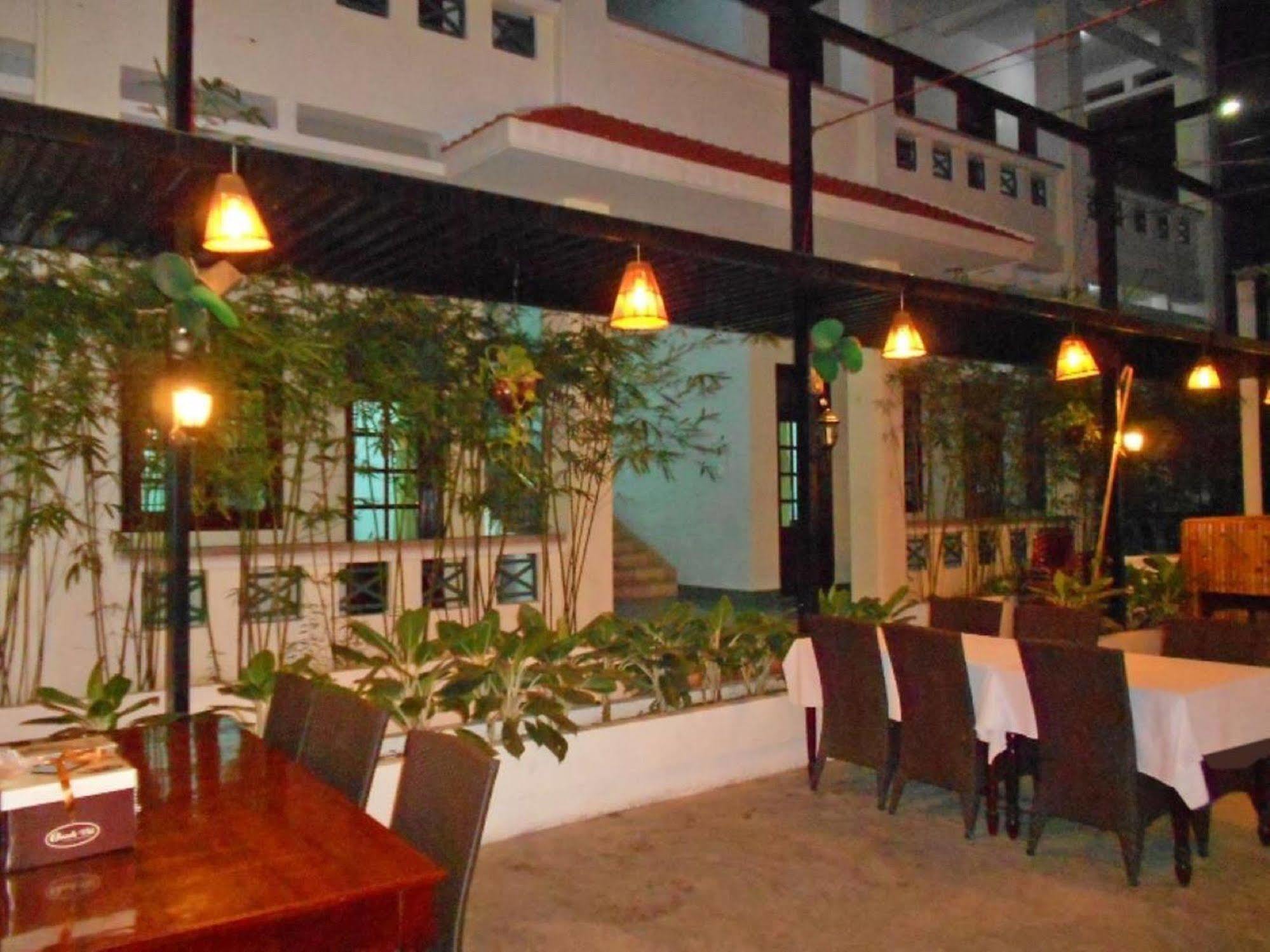 Oyo 381 Tuyet Mai Hotel Nha Trang Exterior photo